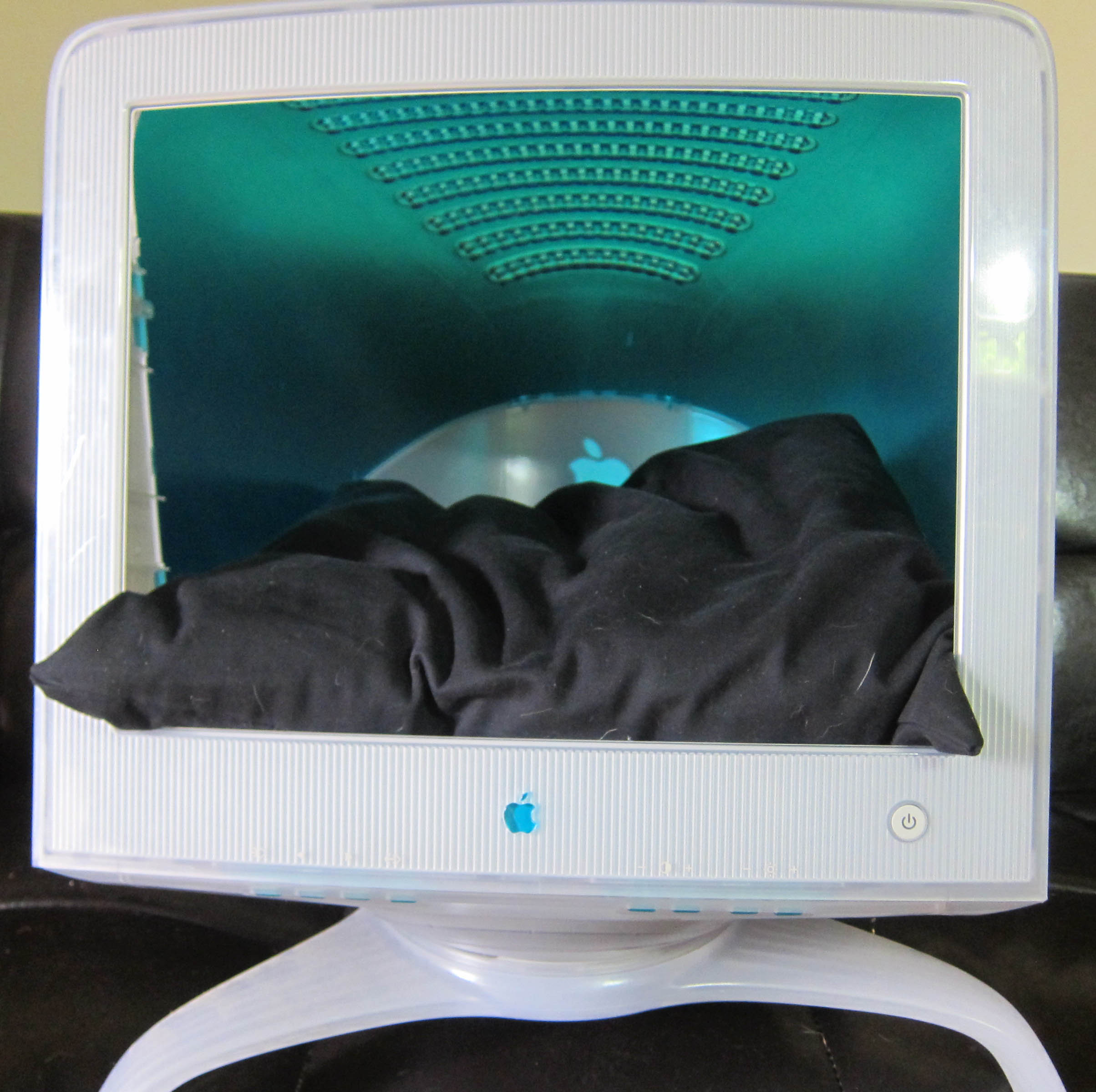 Awesome iMac Upcycled Computer Pet Bed DIY
