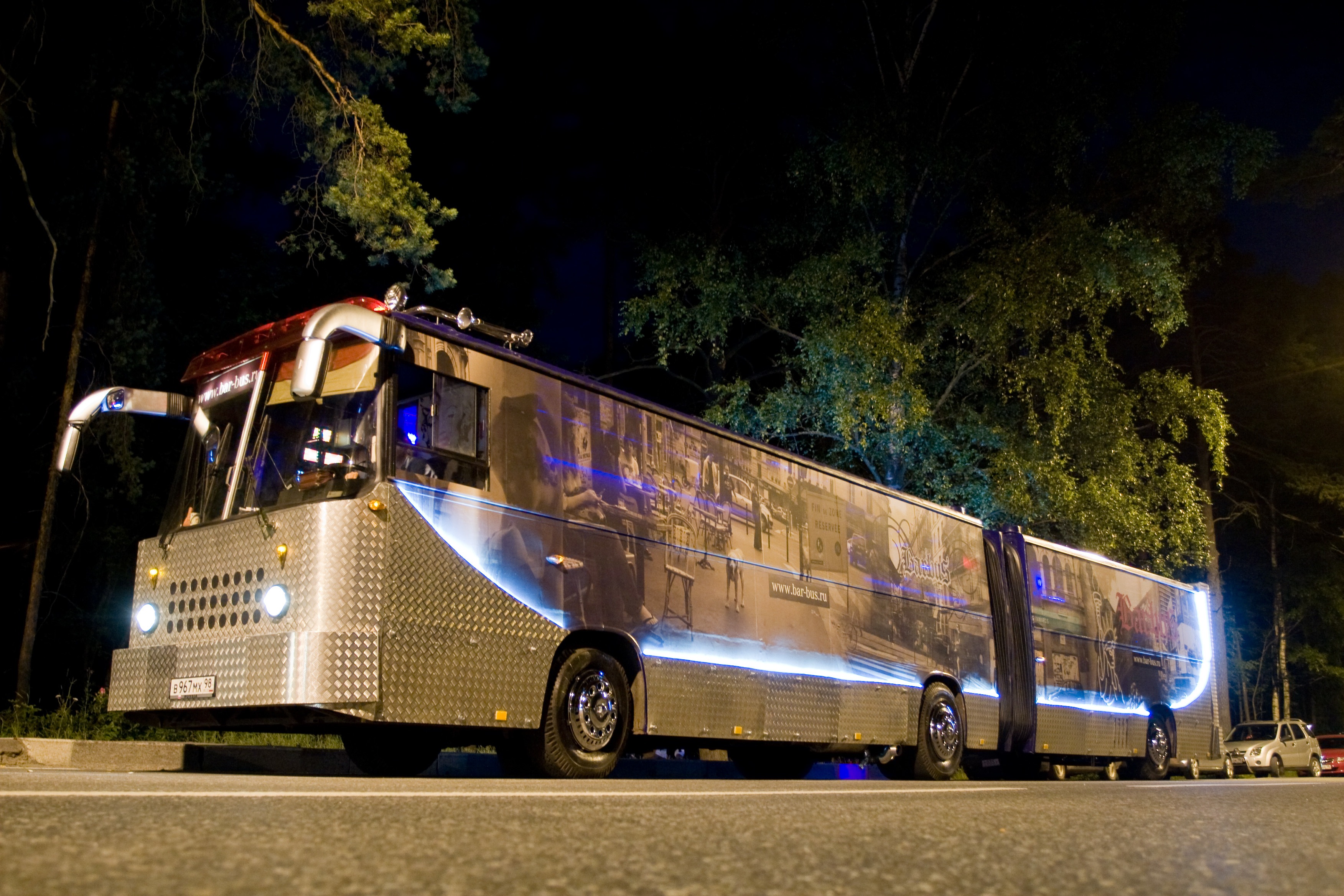 22. 22. Автобус и автомобиль. Полностью обклеенный автобус. Включи всех автобусов.